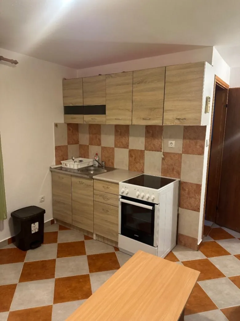 Izdavanje, jednosoban stan, 30m², Kotor, Crna Gora