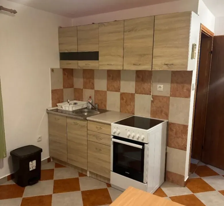 Izdavanje, jednosoban stan, 30m², Kotor, Crna Gora