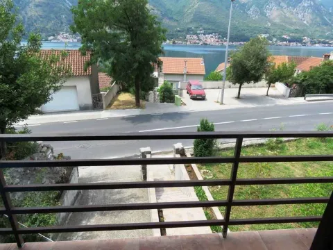 Pogled sa terase na zaliv i planine u daljini. - image 9