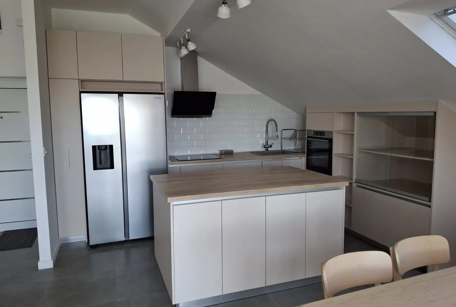 Izdavanje, dvosoban stan, 66m², Centar, Tivat