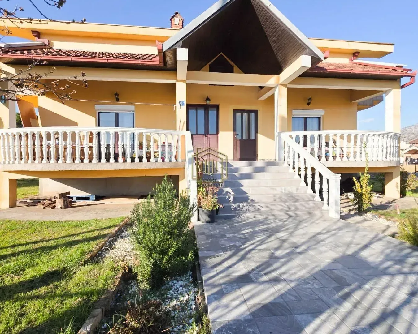Prodaja, kuća, 350m², Zlatica, Podgorica