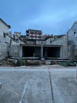 Pogled na gradilište i betonsku konstrukciju objekta u izgradnji. - image 8