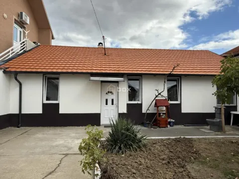 View of the yard and exterior of a ground-floor house with a renovated facade and roof. - image 15