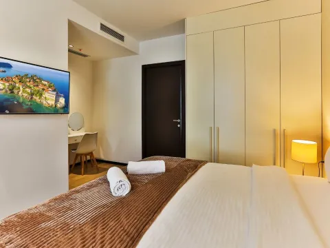 Izdavanje, dvosoban stan, 110m², Rafailovići, Budva - image 8