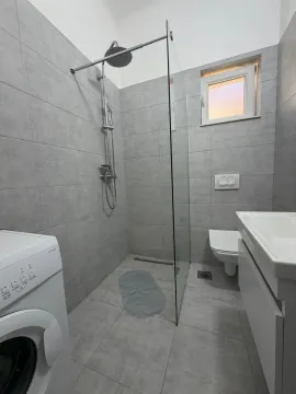 Moderno opremljeno kupatilo sa tuš kabinom i veš mašinom. - image 9