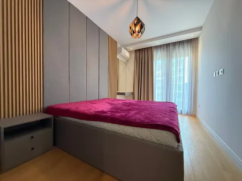 Moderna spavaća soba sa bračnim krevetom i dekorativnim zidnim panelima. - image 6