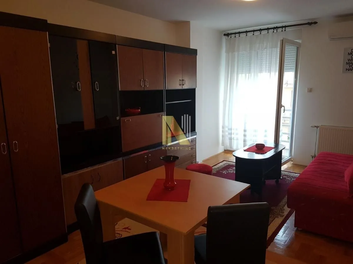Izdavanje, garsonjera, 31m², Bulevar Oslobodjenja, Novi Sad Sve Podlokacije