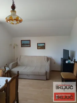 Dnevna soba sa kaučem, trpezarijskim stolom i TV komodom. - image 2