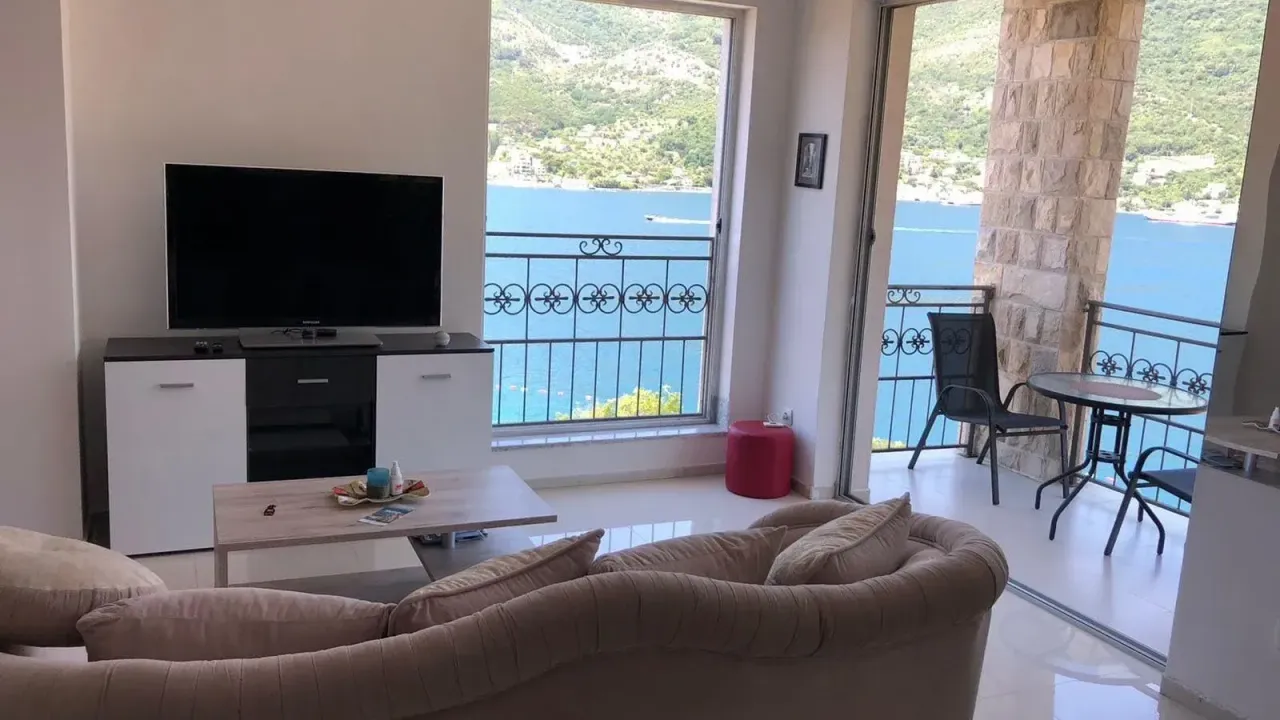 Izdavanje, stan, 87m², Tivat, Crna Gora