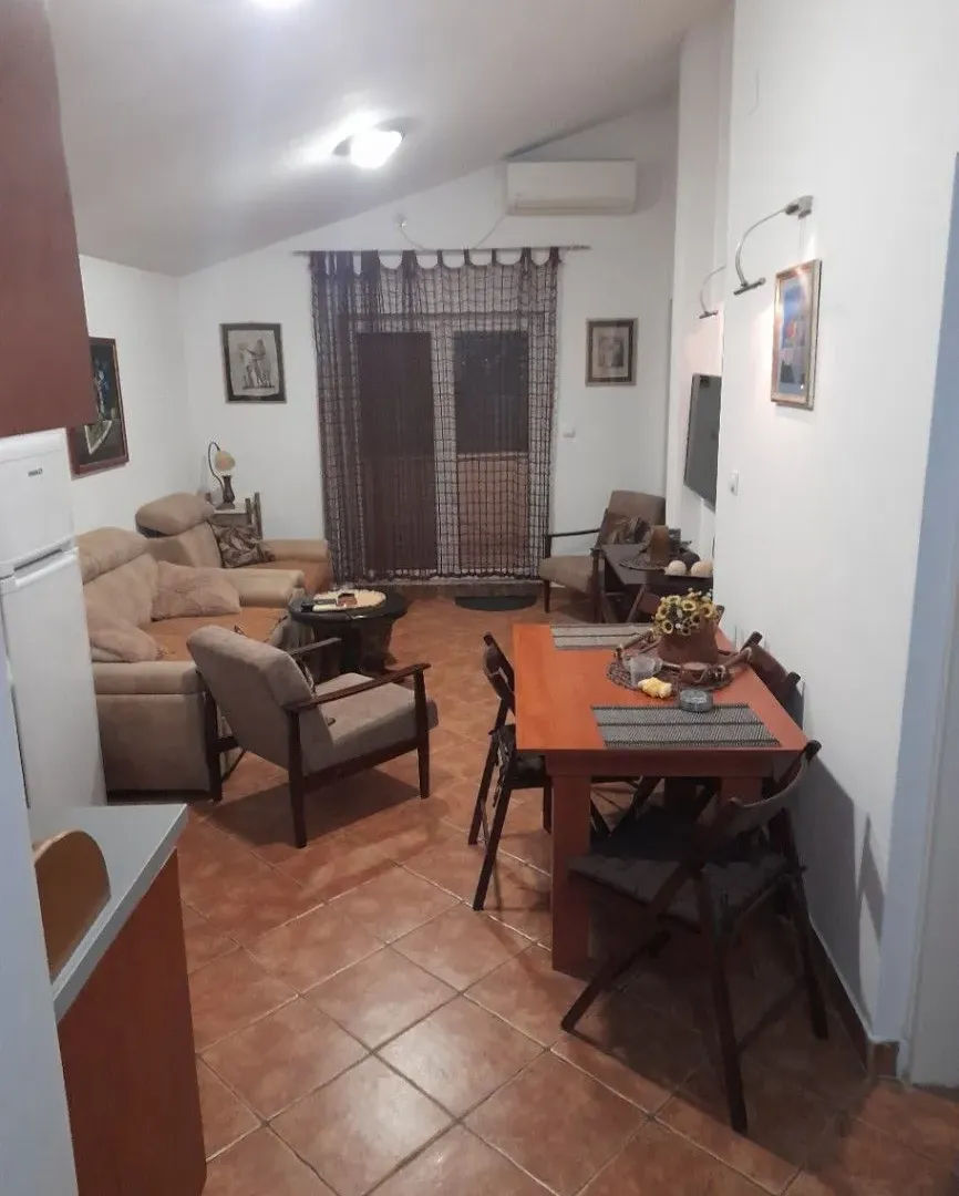 Izdavanje, trosoban stan, 70m², Pržice, Kotor