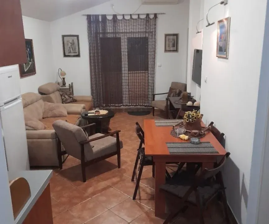 Izdavanje, trosoban stan, 70m², Pržice, Kotor