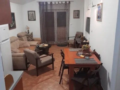 Izdavanje, trosoban stan, 70m², Pržice, Kotor