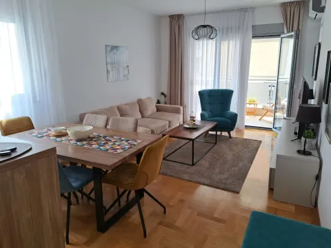 Svijetao dnevni boravak sa trpezarijom i izlazom na balkon. - image 4