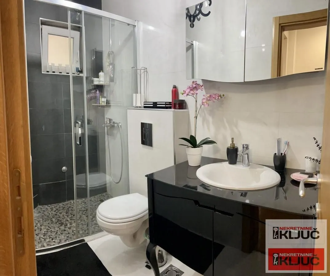 Prodaja, četvorosoban stan, 124m², Grbavica, Novi Sad Sve Podlokacije
