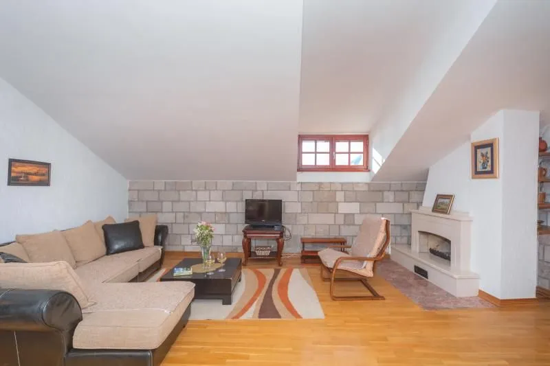 Rent, house, 292m², Kotor, Crna Gora