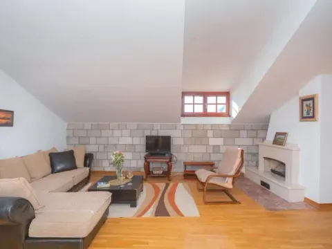 Izdavanje, kuća, 292m², Kotor, Crna Gora - image 8