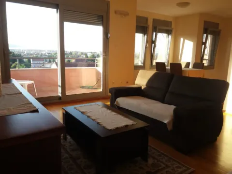 Spacious living room with a sofa and access to the terrace. - image 3