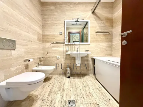 Moderne kupatilo sa sanitarijama, umivaonikom i kadom obloženom keramičkim pločicama u bež tonovima. - image 19
