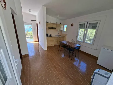 Trpezarija sa kuhinjom i izlazom na terasu. - image 7