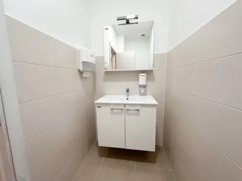 Izdavanje, poslovni prostor, 75m², Centar, Podgorica - image 10