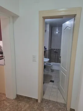Pogled na kupatilo iz hodnika kroz otvorena vrata. - image 5