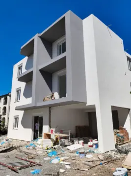 Pogled na spoljašnjost moderne stambene zgrade u izgradnji sa radovima na fasadi. - image 12