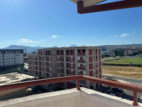 Pogled sa terase na okolne zgrade i planine u daljini. - image 3
