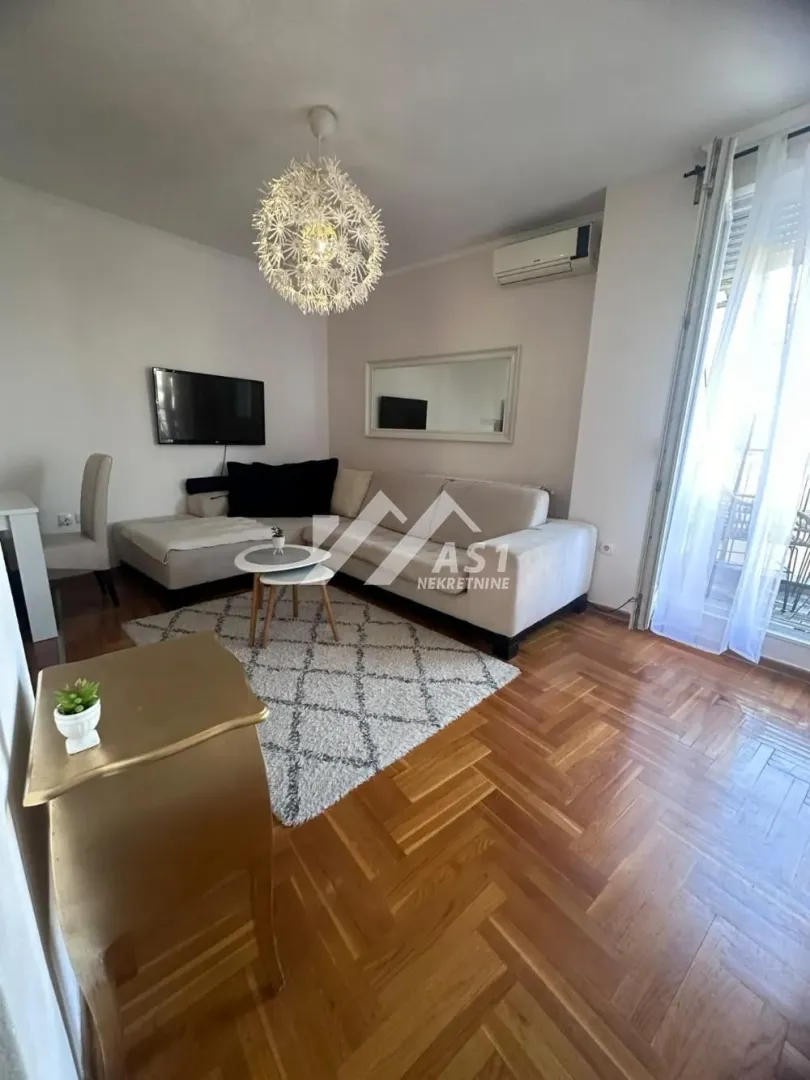 Izdavanje, dvosoban stan, 40m², Bulevar Oslobodjenja, Novi Sad Sve Podlokacije