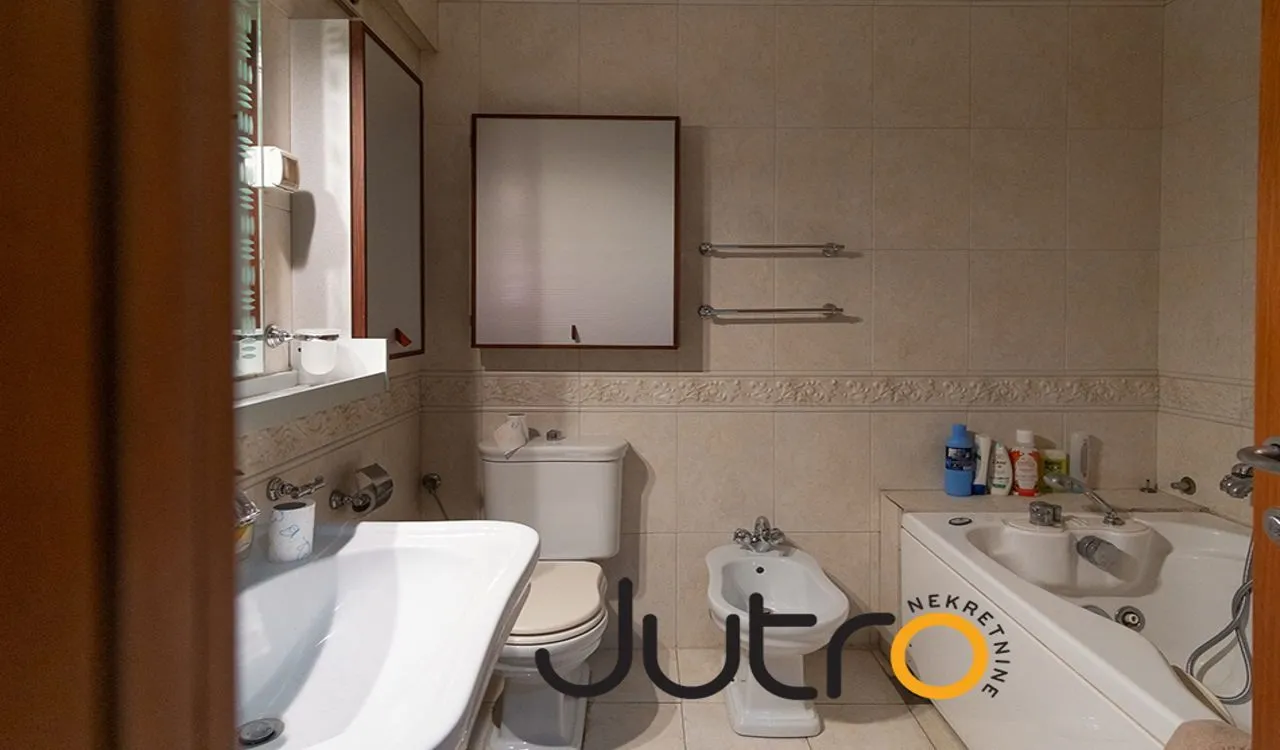 Prodaja, četvorosoban stan, 281m², Preko Morače, Podgorica