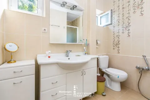 Svijetlo kupatilo sa umivaonikom, ogledalom i WC šoljom u bež tonovima. - image 14