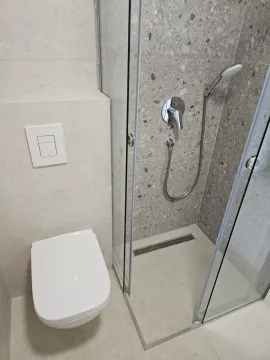Moderne kupatilo sa tuš kabinom i ugradnom šoljom. - image 9