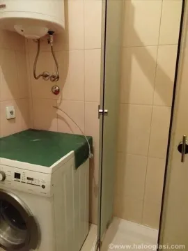 Kupatilo sa tuš kabinom i veš mašinom. - image 7
