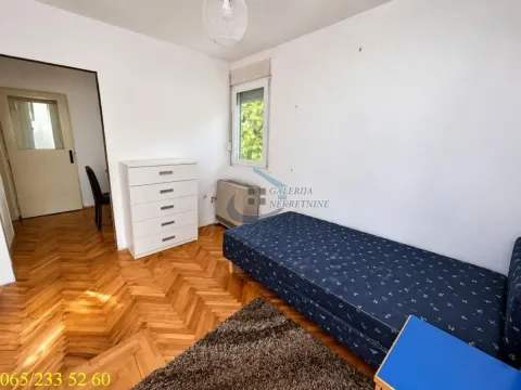 Manja spavaća soba sa krevetom, komodom i parketom. - image 8