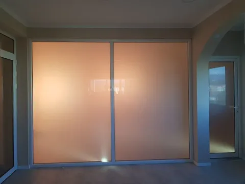Empty interior room with a frosted glass partition. - image 2