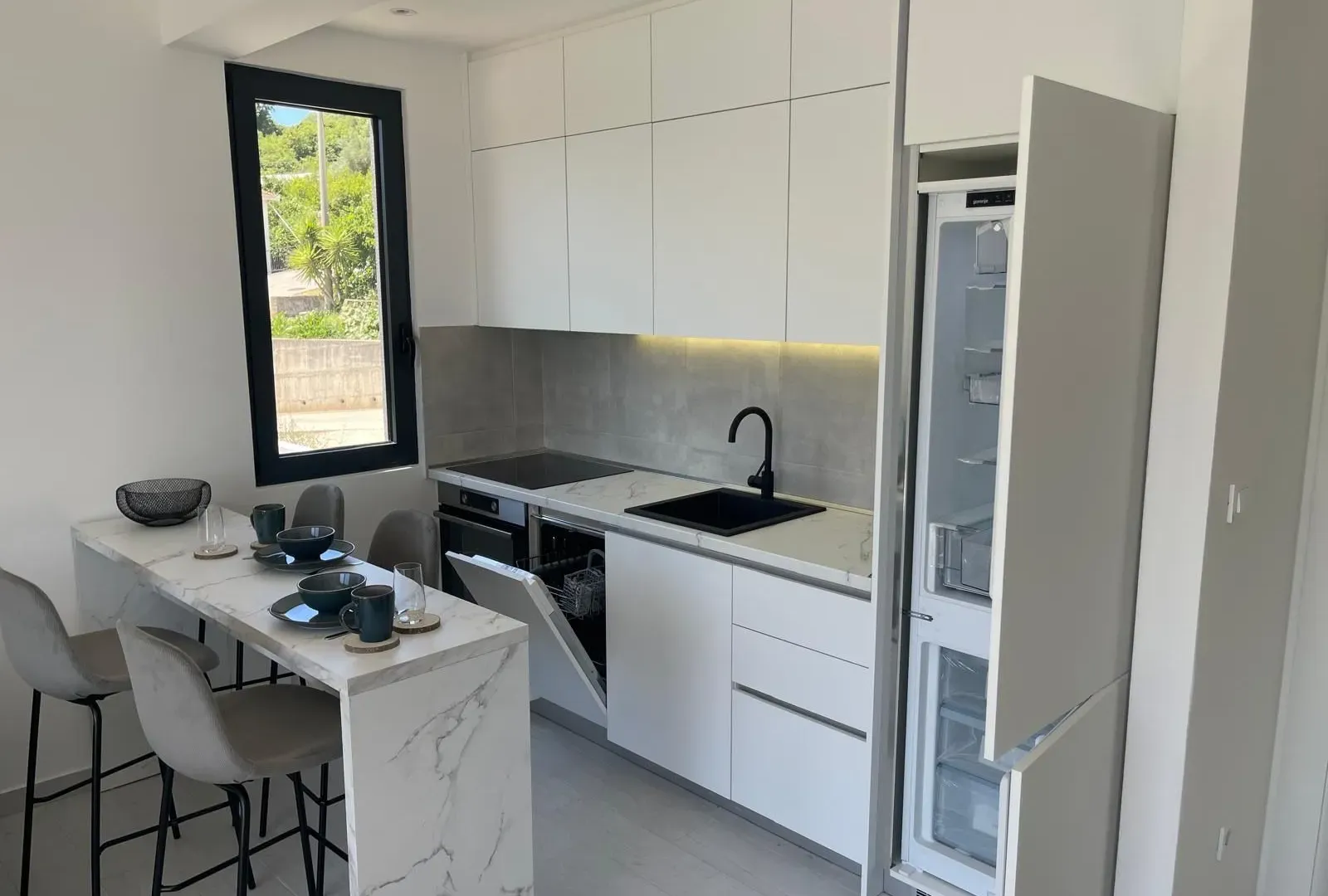 Izdavanje, jednosoban stan, 50m², Đenovići, Herceg Novi