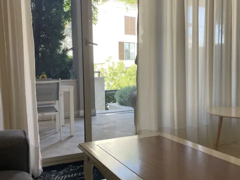 Izdavanje, dvosoban stan, 100m², Tivat, Crna Gora - image 9