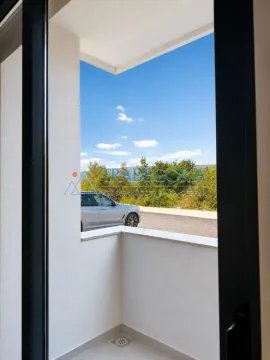 Pogled sa balkona na okolno rastinje i parkirani automobil. - image 7