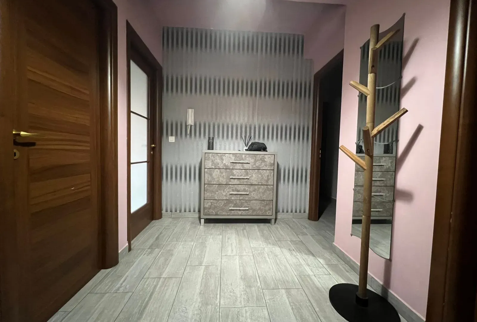 Izdavanje, dvosoban stan, 90m², City Kvart, Podgorica