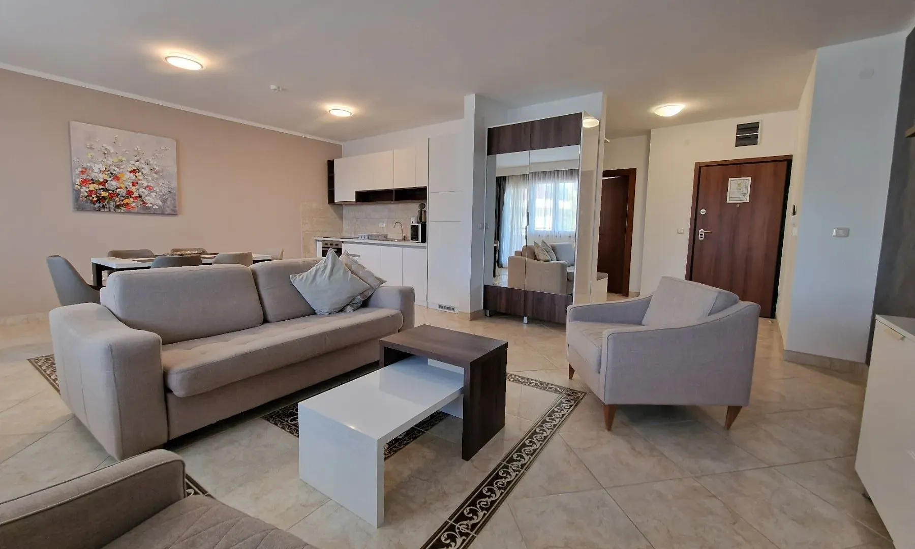 Izdavanje, jednosoban stan, 90m², Bečići, Budva