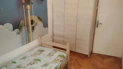 Dječija soba sa krevetom, ormarom i zidnim tapetama sa motivima svemira. - image 28