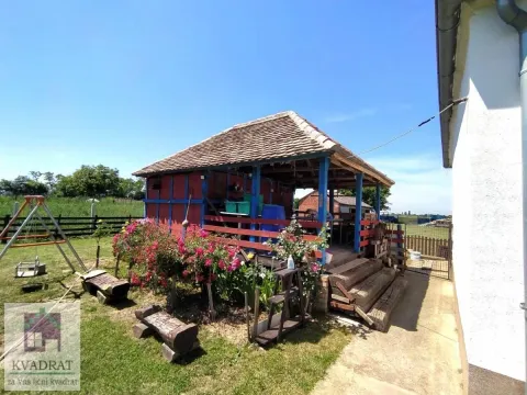 Pogled na dvorište i drvenu nadstrešnicu sa krovom od crepa. - image 15