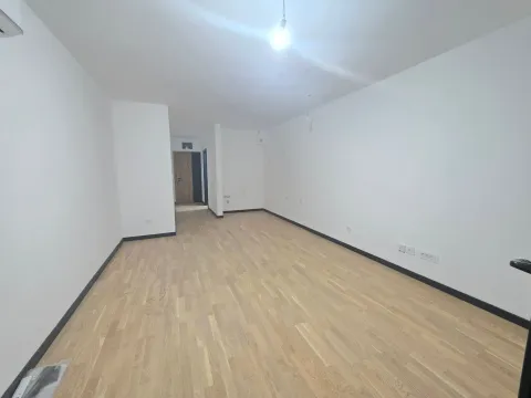 Prazna soba sa svijetlim drvenim podom i bijelim zidovima. - image 15