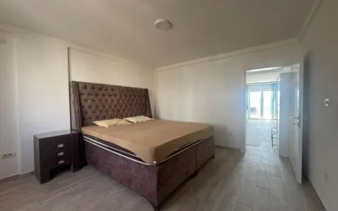 Spavaća soba sa velikim bračnim krevetom i noćnim stočićem. - image 11