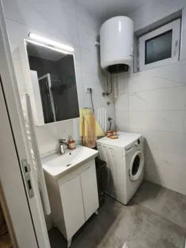 Moderno opremljeno kupatilo sa umivaonikom, veš mašinom i bojlerom. - image 9