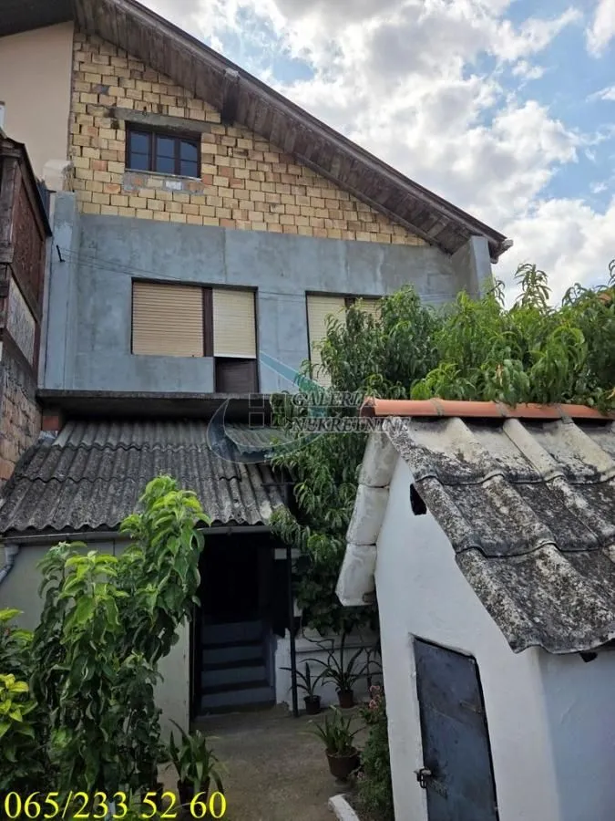 Prodaja, kuća, 240m², Centar, Inđija