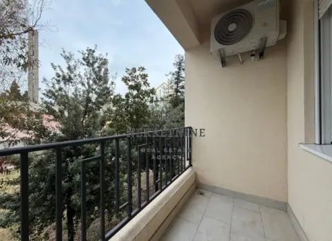 Natkriveni balkon sa metalnom ogradom i klima uređajem. - image 12