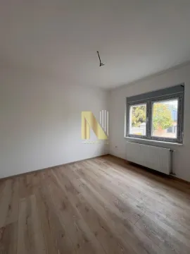 Prazna soba sa laminatom i belim zidovima. - image 16