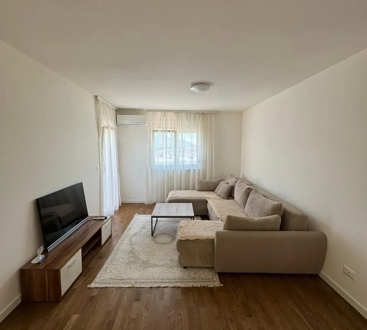 Izdavanje, jednosoban stan, 55m², Stari Aerodrom, Podgorica