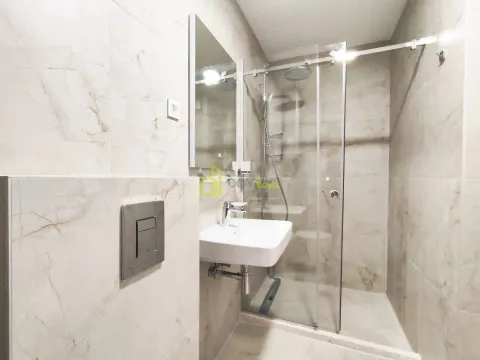 Modern bathroom with a walk-in shower and a washbasin. - image 7