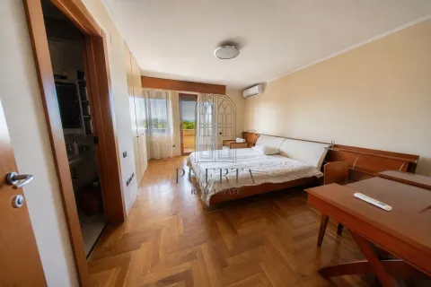 Prostrana spavaća soba sa bračnim krevetom, drvenim parketom i izlazom na terasu. - image 8